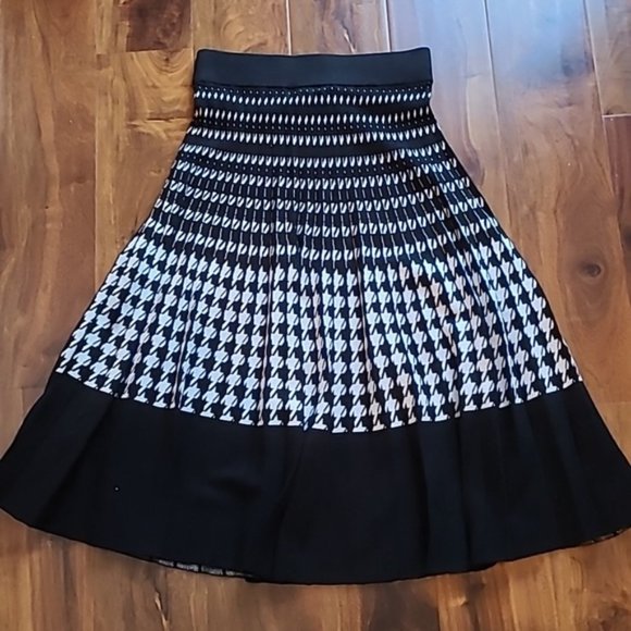 Banana Republic Houndstooth Pleated Knit Skirt - Picture 4 of 10